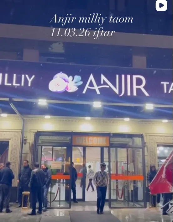 Anjir milliy taomlar — restoran kirishi kechqurun, mehmonlar iftorlikka kelmoqda